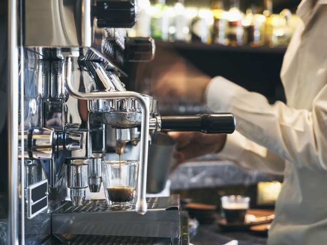 Koffie schenkerij met Barista de koffie tovernaar